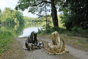 art-lower-austria-lake-contemporary-art-fine-arts-modern-sculpture-urban-statue-faceless-ghost-in-a-coat-guardians-of-time-manfred-kili-kielnhofer-6871